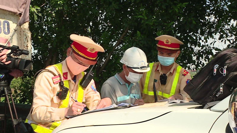 Từ 1/3, CSGT H&agrave; Nội lập bi&ecirc;n bản điện tử