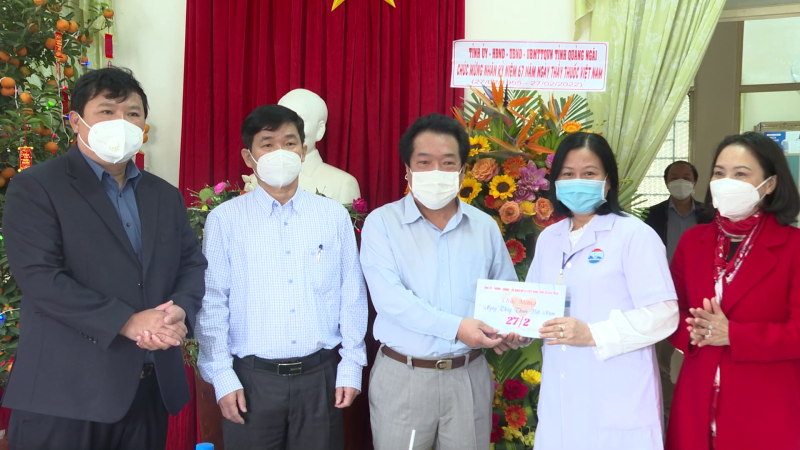 Phó Chủ tịch UBND tỉnh Võ Phiên thăm Trung tâm y tế huyện Sơn Hà