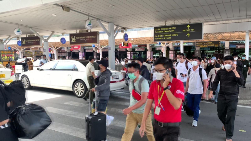 Xử lý nghiêm hành vi chèn ép khách tại sân bay Tân Sơn Nhất