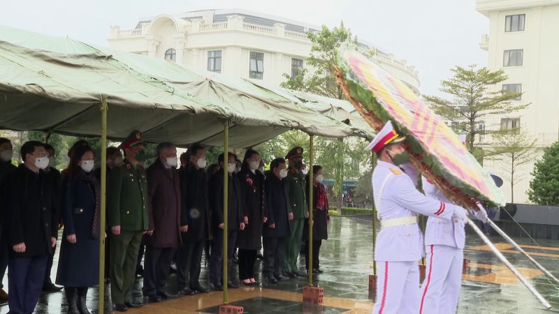 Viếng Đ&agrave;i tưởng niệm c&aacute;c anh h&ugrave;ng liệt sỹ tỉnh Bắc Giang