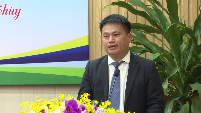 UBND tỉnh trao Bằng khen cho 02 tuyển thủ bóng đá nữ Việt Nam quê Quảng Ngãi