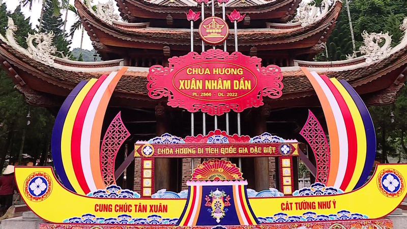 Chùa Hương chính thức đón khách tham quan