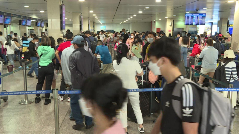 Yêu cầu làm rõ việc tăng giá vé máy bay