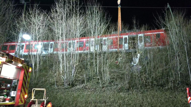 Hai t&agrave;u hỏa đ&acirc;m trực diện ở Đức