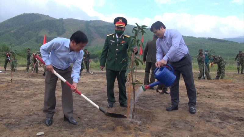 Bộ chỉ huy qu&acirc;n sự tỉnh ph&aacute;t động v&agrave; ra qu&acirc;n Tết trồng c&acirc;y