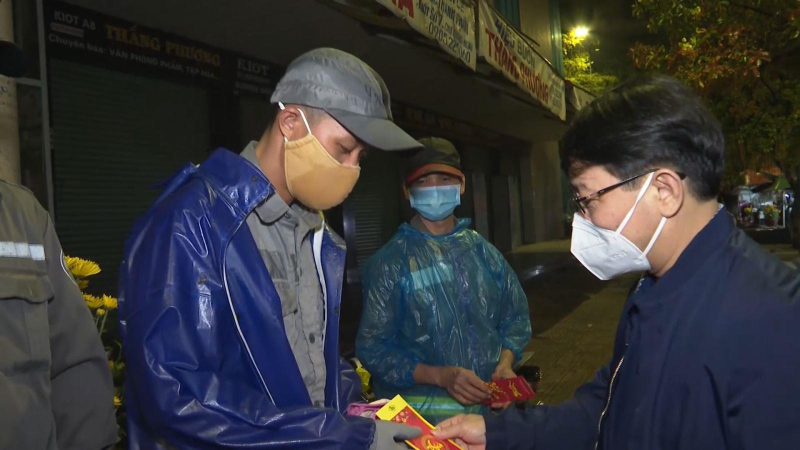 L&atilde;nh đạo Th&agrave;nh Phố Quảng Ng&atilde;i thăm, động vi&ecirc;n c&ocirc;ng nh&acirc;n vệ sinh m&ocirc;i trường trong đ&ecirc;m giao thừa.