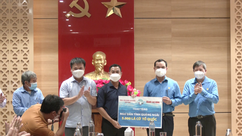 Tổng Liên đoàn Việt Nam thăm tặng quà ngư dân Lý Sơn