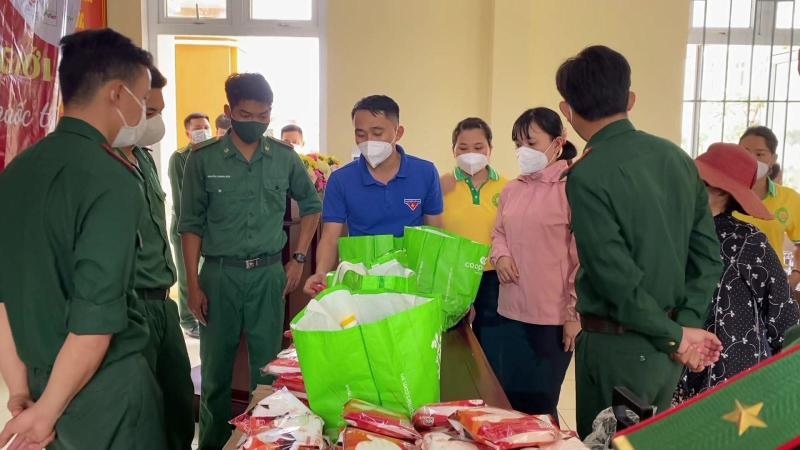 Đảo tiền ti&ecirc;u rộn r&agrave;ng ng&agrave;y hội th&aacute;ng ba bi&ecirc;n giới