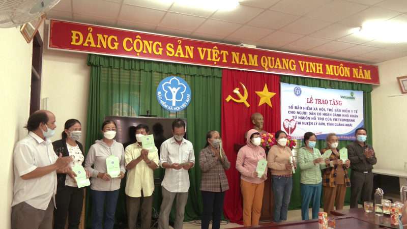 Tặng 10 sổ Bảo hiểm xã hội cho người nghèo ở huyện Lý Sơn