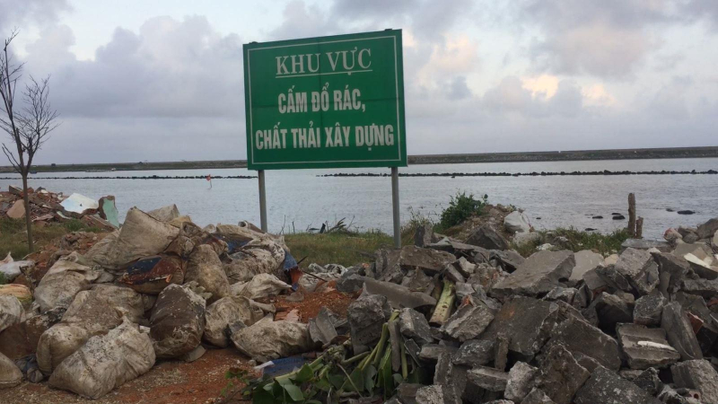 Chất thải xây dựng bao vây đảo Lý Sơn