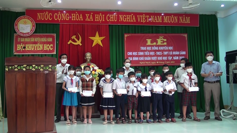 Trao 55 suất học bổng cho học sinh nghèo vượt khó học giỏi