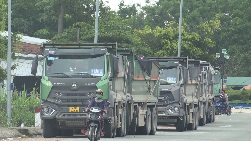 C&ocirc;ng an Quảng Ng&atilde;i ra qu&acirc;n xử l&yacute; xe chở qu&aacute; khổ, qu&aacute; tải