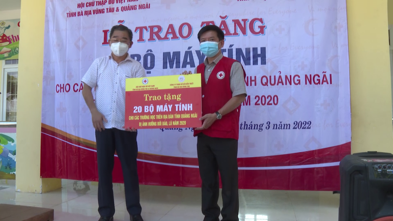 Hội chữ thập đỏ trao máy tính và nhà ở cho người nghèo