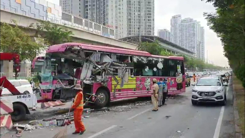 Xe khách tông xe bồn, 3 người bị thương