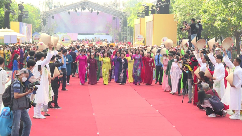 Hơn 2.000 người đồng diễn áo dài