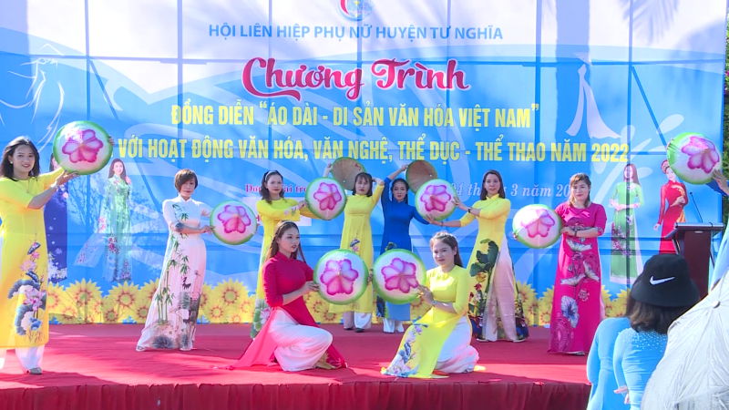 Phụ nữ Tư Nghĩa trình diễn áo dài