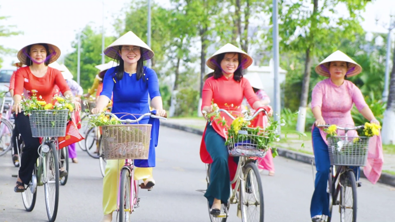 Phụ nữ Quảng Ngãi hưởng ứng tuần lễ áo dài