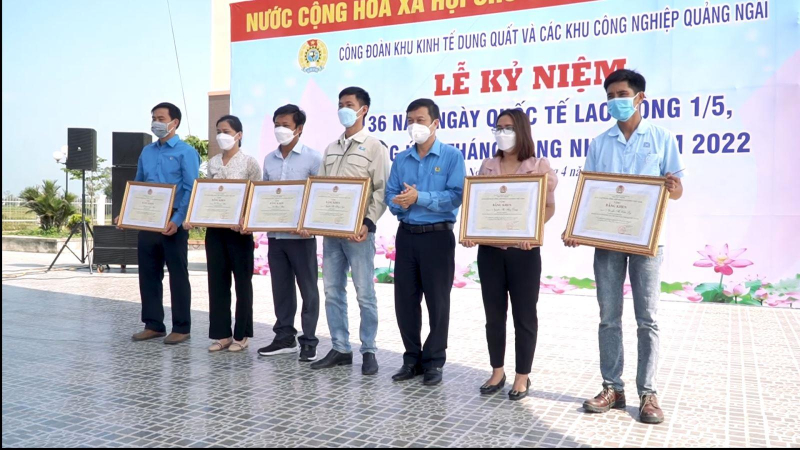 Trao 209 suất quà cho công nhân khó khăn nhân dịp tháng công nhân