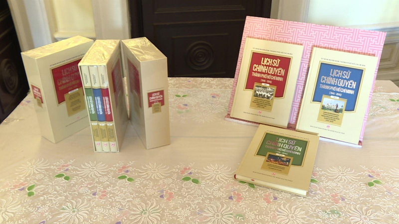 Ra mắt bộ s&aacute;ch &ldquo;Lịch sử ch&iacute;nh quyền TP.HCM (1945-2015)&rdquo;