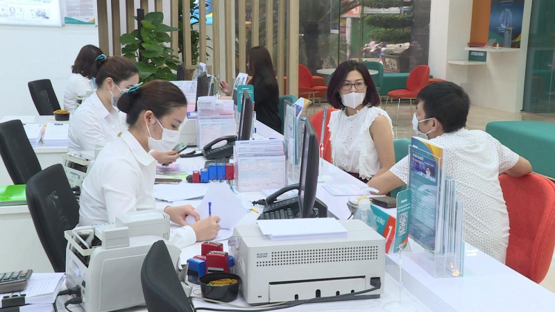 Nhiều ng&acirc;n h&agrave;ng tăng l&atilde;i suất huy động