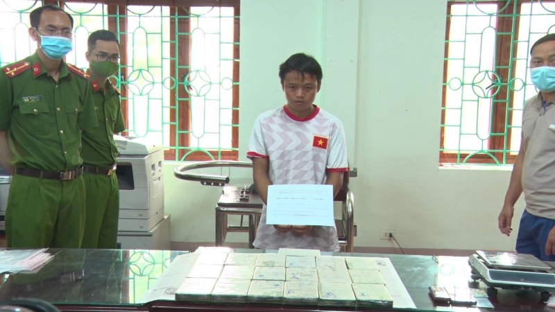 Lai Ch&acirc;u bắt đối tượng vận chuyển 19 b&aacute;nh heroin
