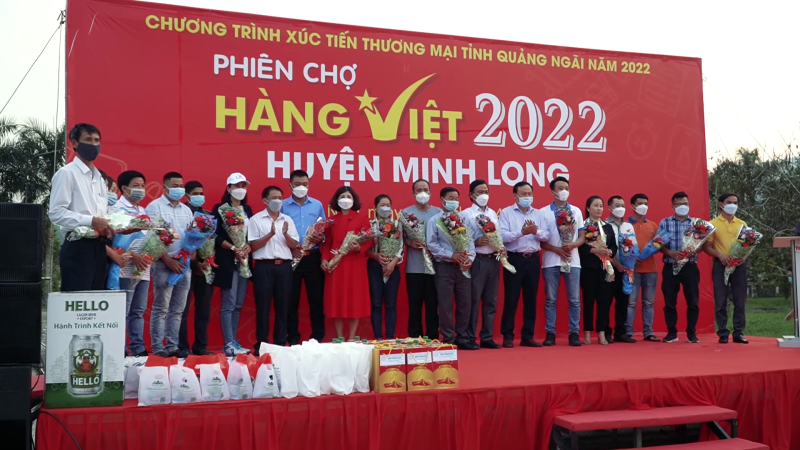 Phiên chợ hàng Việt tại huyện Minh Long