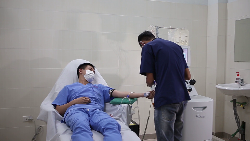 Y, bác sỹ hiến máu cứu người