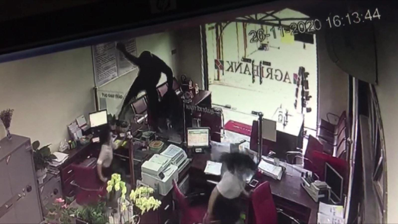 Cảnh báo tội phạm cướp ngân hàng, siêu thị