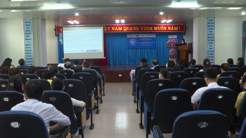 Trao danh hiệu &ldquo;Bệnh viện thực h&agrave;nh nu&ocirc;i con bằng sữa mẹ xuất sắc&rdquo; cho bệnh viện Sản - Nhi Quảng Ng&atilde;i
