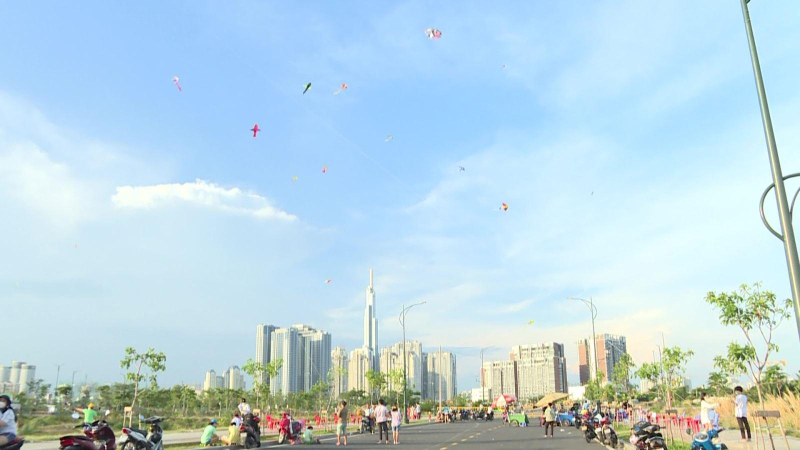 Trẻ vui thả diều mà rời trò chơi điện tử