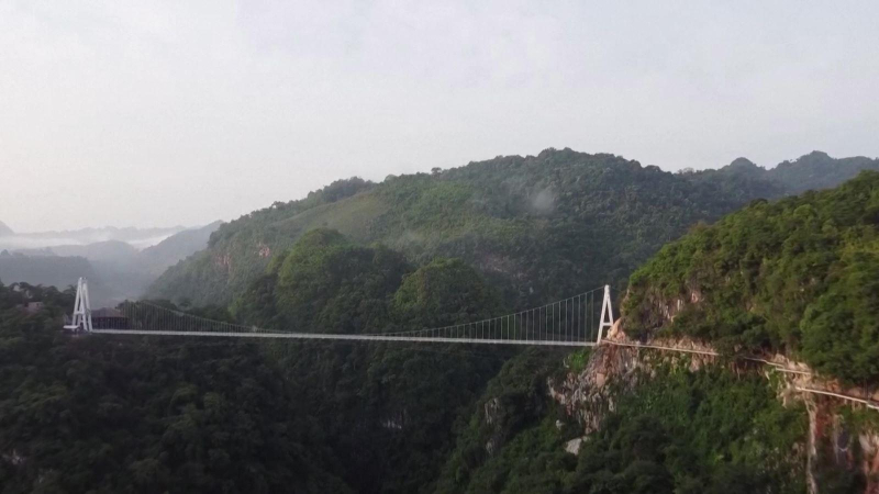 Quốc tế đánh giá cao cầu kính Mộc Châu