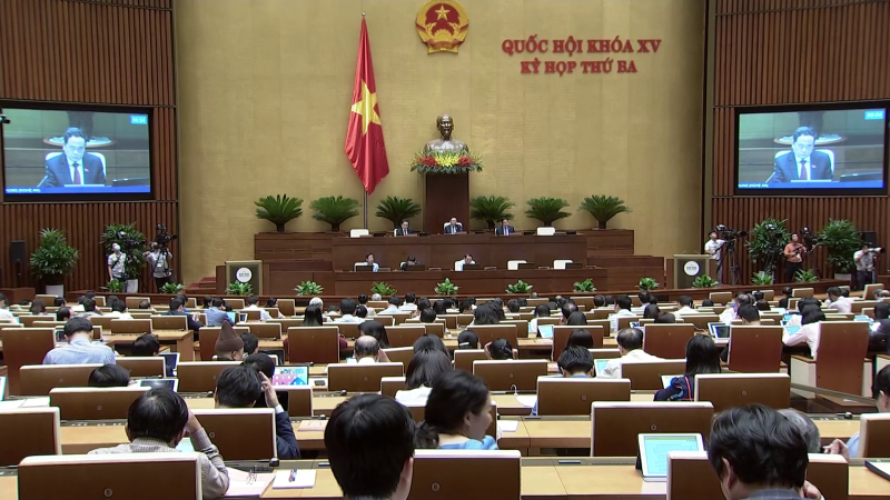 Đại biểu Quốc hội tỉnh Quảng Ng&atilde;i tham gia thảo luận tại hội trường