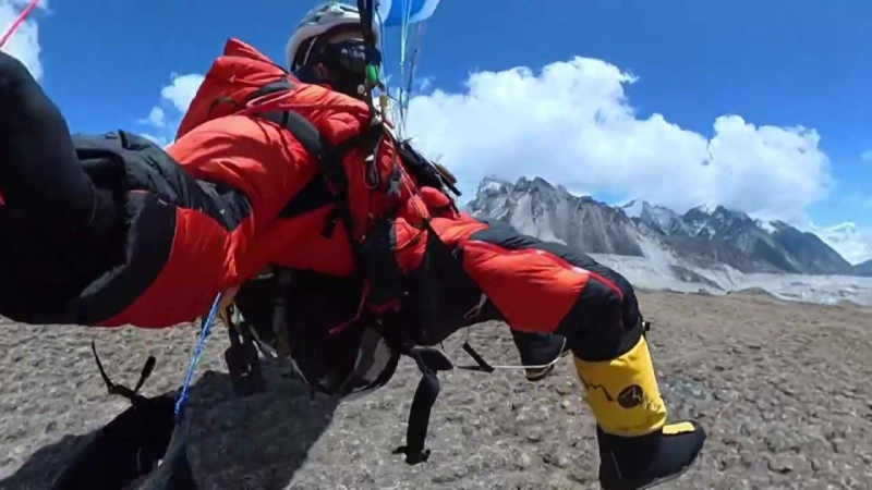 Cú nhảy dù hợp pháp đầu tiên trên đỉnh Everest