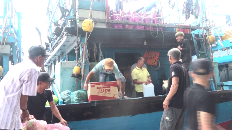 Ngư d&acirc;n Quảng Ng&atilde;i hợp sức vươn khơi