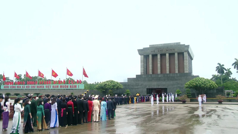 Đo&agrave;n Đại biểu Quốc hội v&agrave;o Lăng viếng Chủ tịch Hồ Ch&iacute; Minh