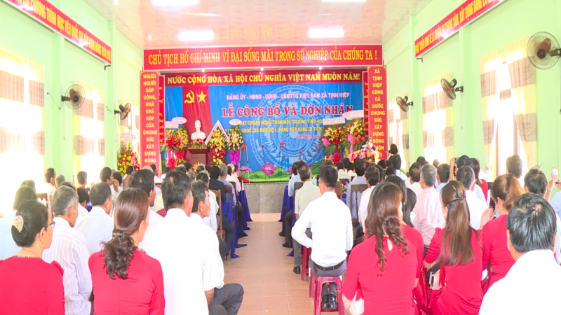 Tịnh Hiệp đ&oacute;n nhận x&atilde; đạt chuẩn n&ocirc;ng th&ocirc;n mới
