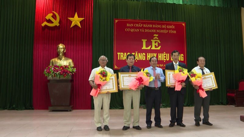 Tỉnh Quảng Ngãi trao tặng huy hiệu Đảng cho đảng viên