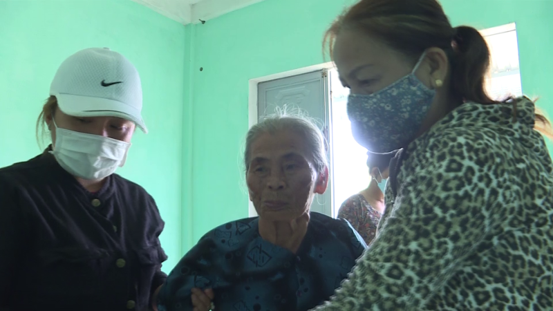Chăm s&oacute;c, hỗ trợ người gi&agrave; neo đơn
