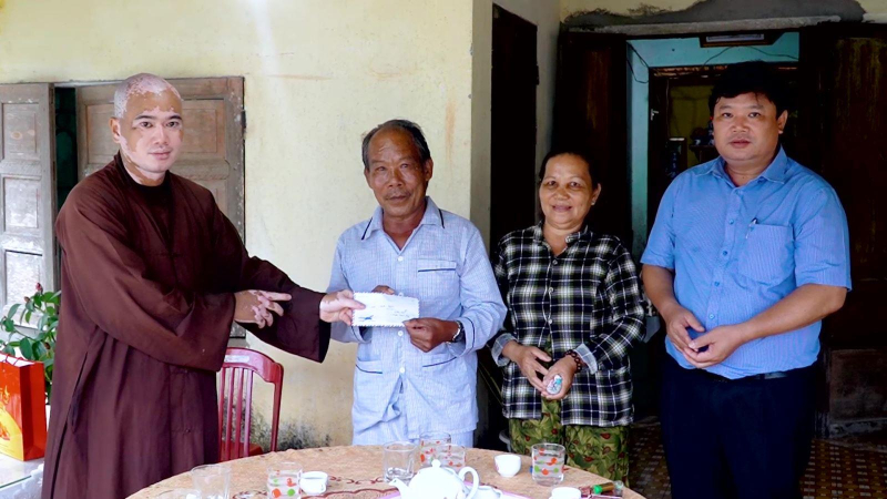 Trao tiền hỗ trợ xây dựng nhà ở cho gia đình chính sách