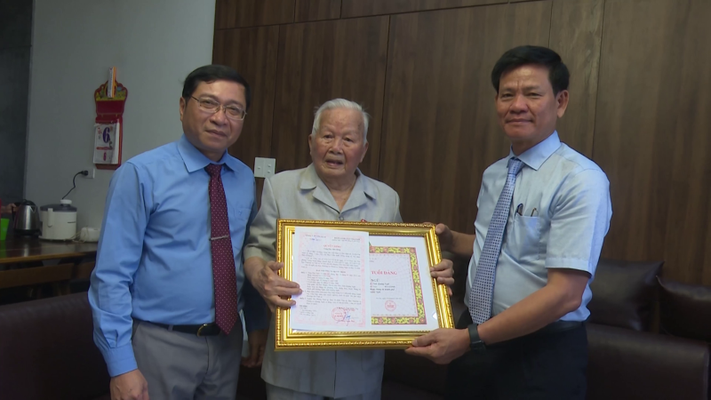 Trao huy hiệu 75 năm tuổi Đảng cho đảng viên Đặng Văn Ngữ