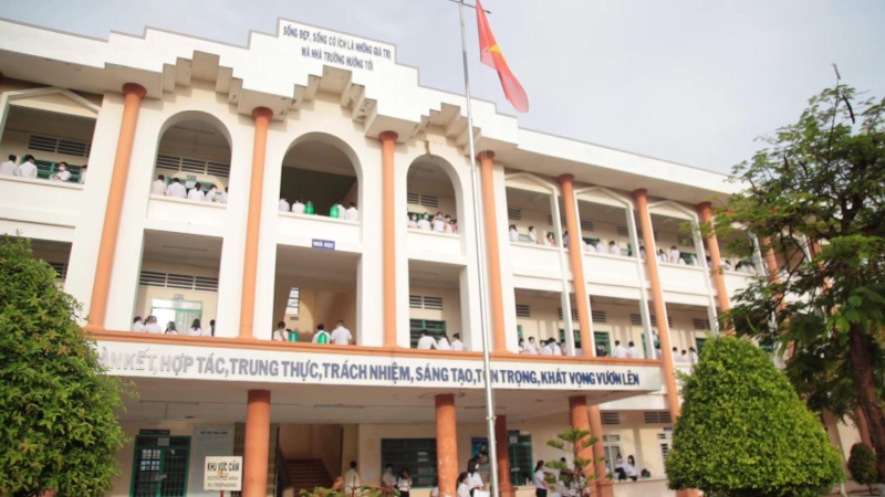 Hôm nay học sinh đăng ký dự thi tốt nghiệp