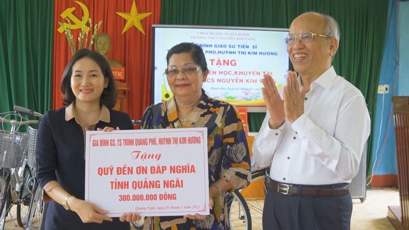 Thăm tặng quà tại Trường THCS Nguyễn Kim Vang