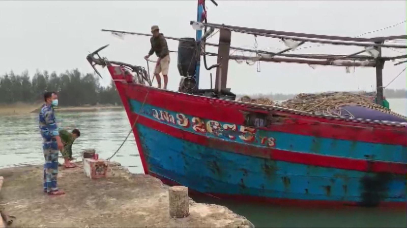Quảng Nam cứu hộ 5 ngư dân bị chìm tàu
