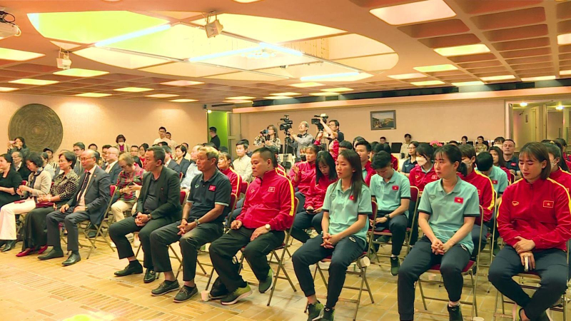 Đội tuyển bóng đá nữ Việt Nam đến Pháp