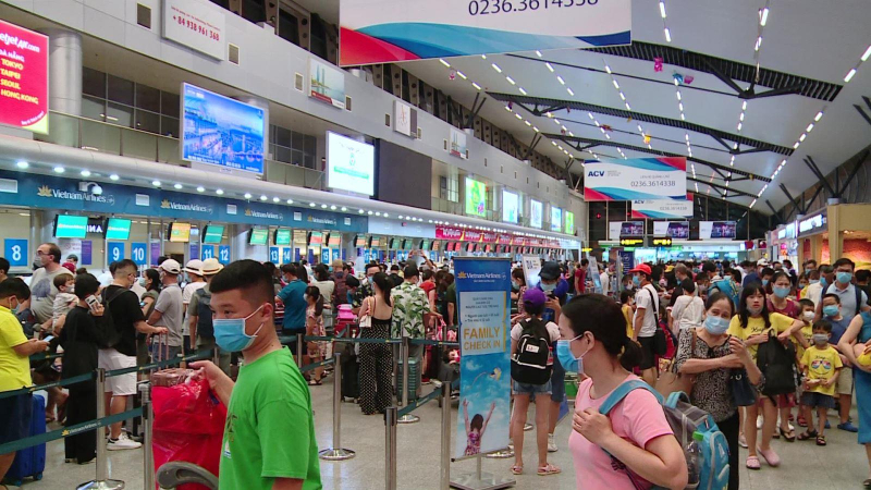 Hành khách tăng đột biến sân bay Nội Bài quá tải