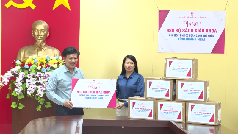 Trao 980 bộ sách giáo khoa tiếp sức đến trường