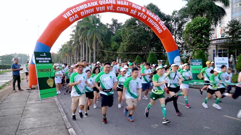 VIETCOMBANK QUẢNG NGÃI run & share năm 2022, gia đình vui vẻ, chia sẻ yêu thương