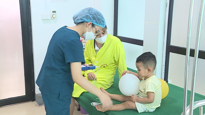 Dấu hiệu cảnh báo bệnh tay chân miệng diễn biến nặng