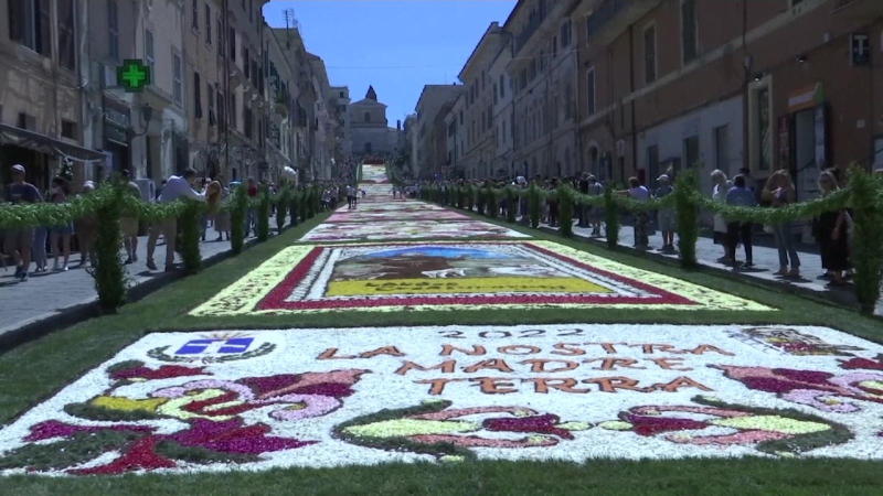 Rực rỡ những thảm hoa trên phố tại Italy