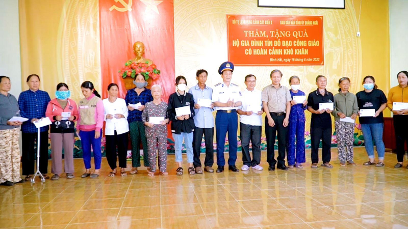 Cảnh sát biển tặng quà cho người dân huyện Bình Sơn